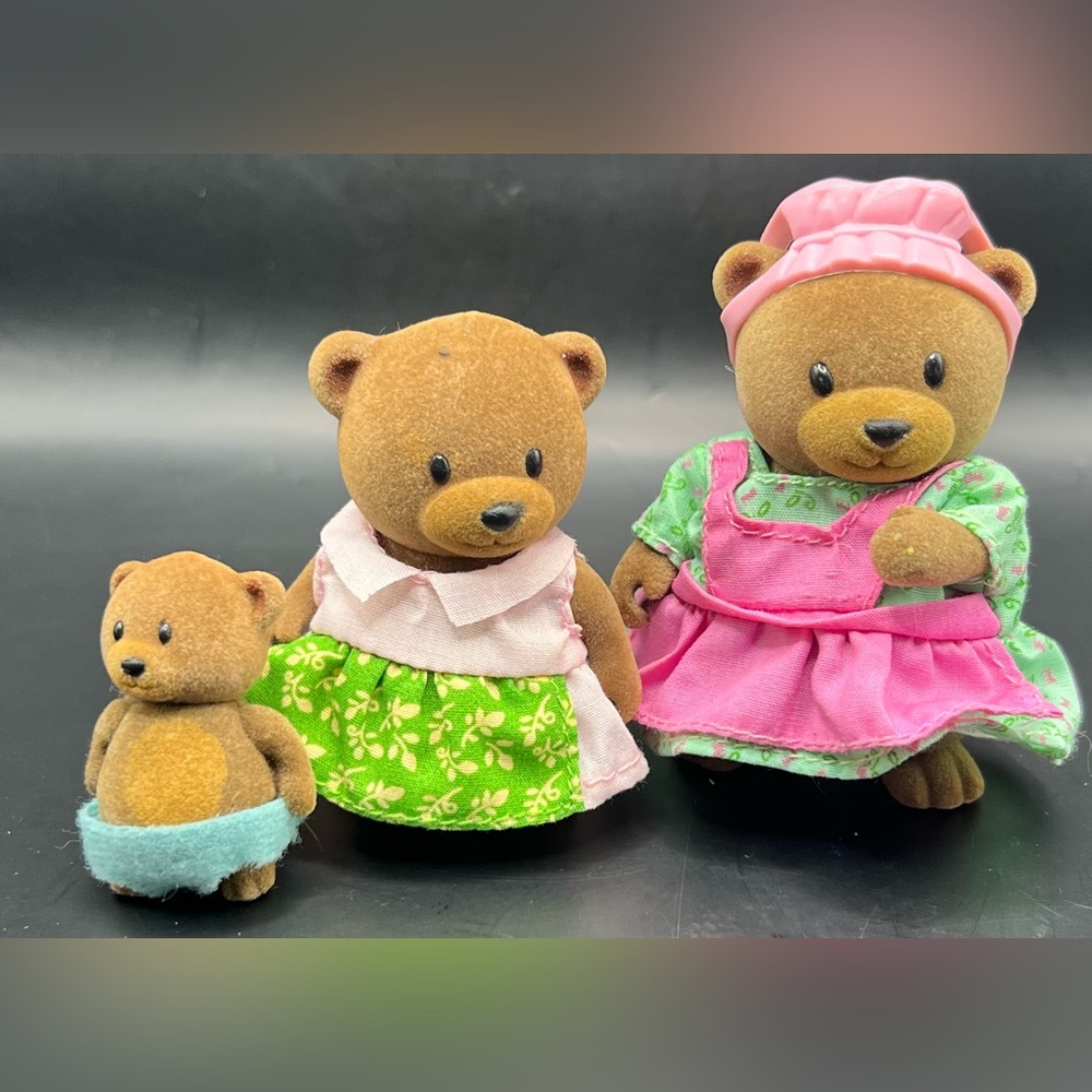 Li’l Woodzeez-Brown Bear set of 3, Bonus plastic hat on one figure.‎